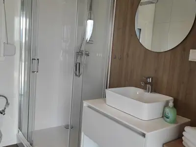 Badezimmmer mit Fenster