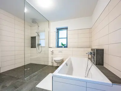 Badewanne, großzügige Dusche mit Rainshower