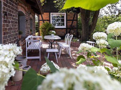 Terrasse neben dem Haus