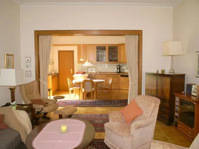 Wohnzimmer mit Blick in die Küche