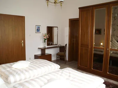 Schlafzimmer mit Schrank
