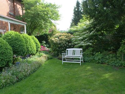 Garten mit Sitzplatz vor Terrasse