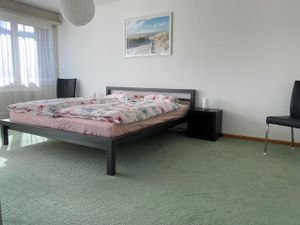 Schlafzimmer mit grossem Kleiderschrank
