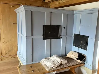 Wohnzimmer mit Kachelofen