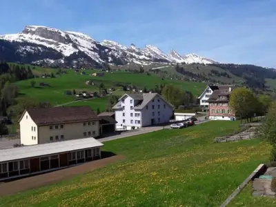 Ansicht Haus Friedegg mit Churfirsten.
