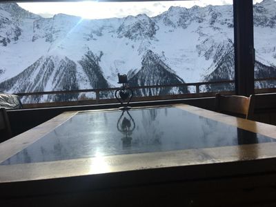 Essbereich mit Panoramafenster Blickrichtung Bietschhorn und Nestgletscher