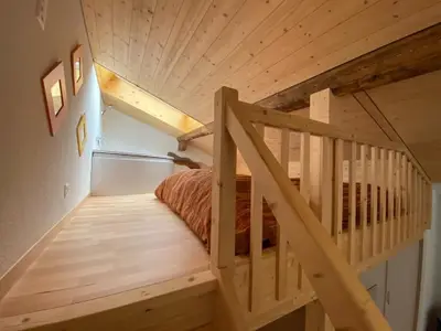 Galerie mit Doppelbett und Badewanne