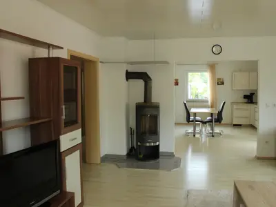Wohnzimmer mit Kaminofen und Blick auf Esstisch