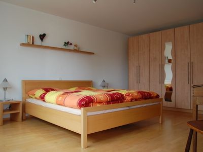 Schlafzimmer mit Doppelbett