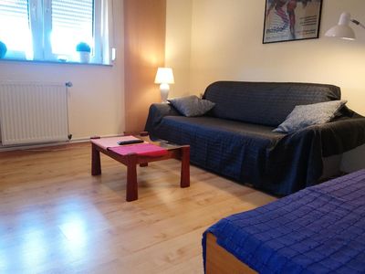 Wohnbereich. Wohnzimmer mit Couch und Single Bett