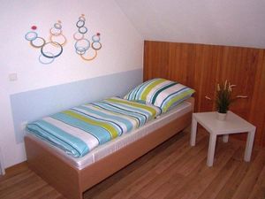 Schlafzimmer mit zwei freistehenden Betten