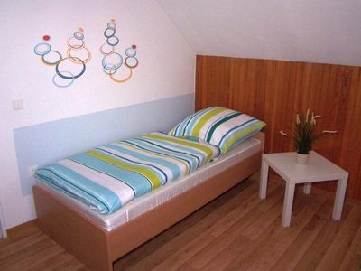 Schlafzimmer mit zwei freistehenden Betten