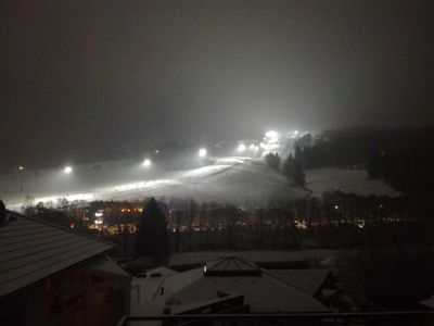 Ausblick aus dem Fenster. Blick vom Balkon Flutlichtskifahren