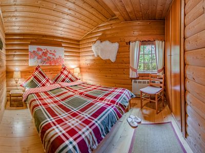 Schlafzimmer mit Doppelbett