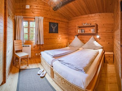 Schlafzimmer mit Doppelbett