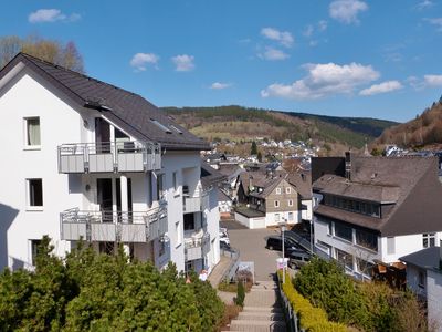 Haus (links) oberhalb des Rathauses