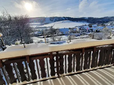 Blick vom privaten Balkon auf das Skigbiet Willingen.