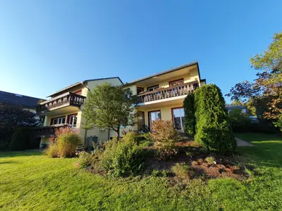 Der Balkon oben Links gehört komplett zur Ferienwohnung "Sonnenberg".