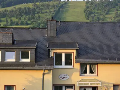 Frontansicht mit Ettelsberg im Hintergrund
