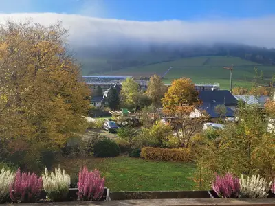 Der Herbst lockt mit bunten Farben und Wolkenspiel.