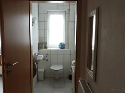 Toilette mit100cm.breiter Tür und Haltegriff