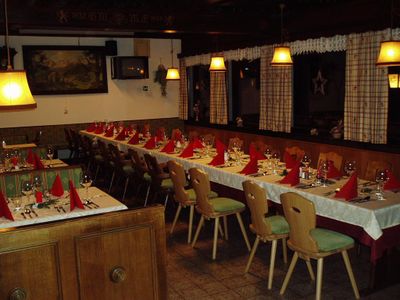 Saal gedeckte Tafel