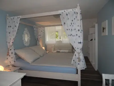 romantisches Schlafzimmer mit Himmelbett - und Babybett