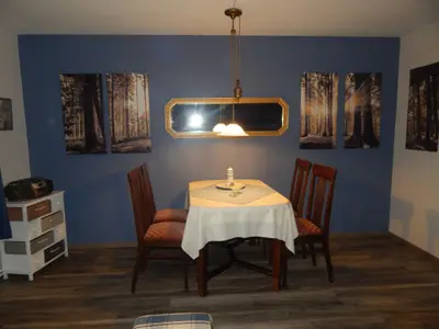 Wohnzimmer mit gemütlicher Essecke