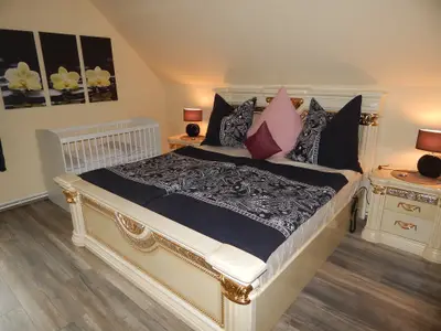 Schlafzimmer mit Babybett