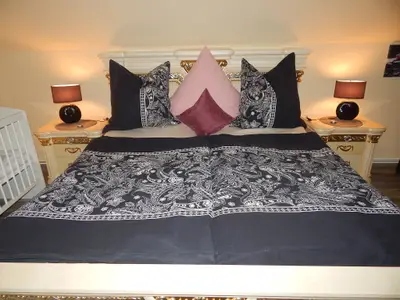 Schlafzimmer mit Doppelbetten