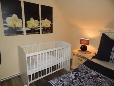 Babybett im Schlafzimmer