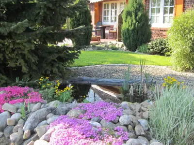 Gartenteich mit Terrasse