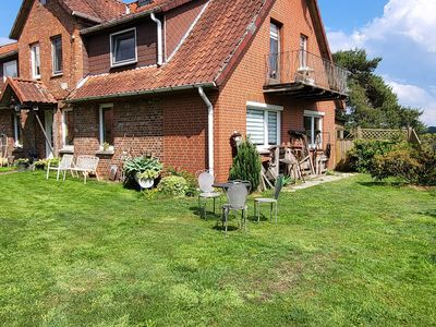 Vorgarten mit Balkon (Große Wohnung)