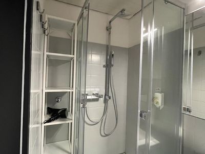 Bad/Dusche. Dusche mit Thermostat und Duschsystem. Regal mit viel Ablagefläche