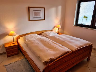 Schlafzimmer mit Doppelbett