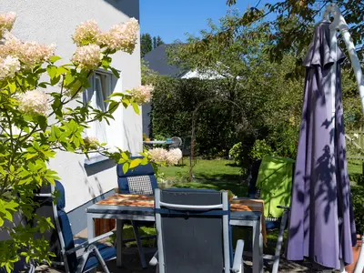 Sitzplatz mit Blumen