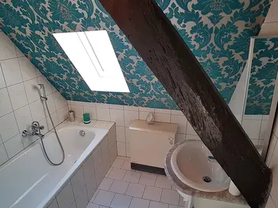 Bad 2 mit Badewanne und Waschbecken