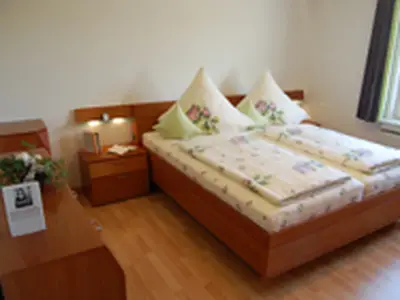 großes Schlafzimmer mit Doppelbett