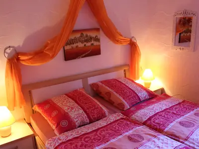 Schlafzimmer mit großem Spiegelschrank