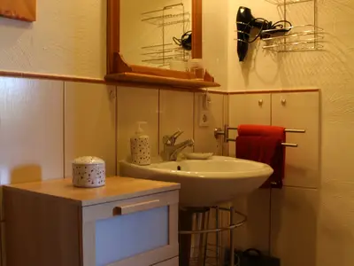 Bad mit Dusche und WC