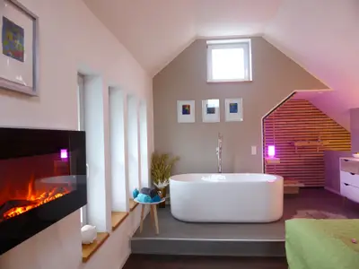Schlafzimmer mit Badewanne