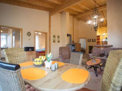 Wohnzimmer mit Balkon