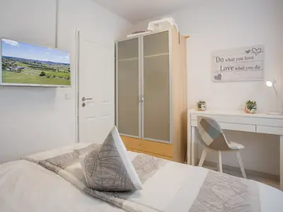 Schlafzimmer 2 mit Schreibtisch