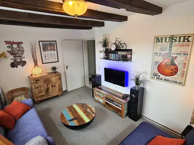 Wohnbereich mit Echtholzmöblierung