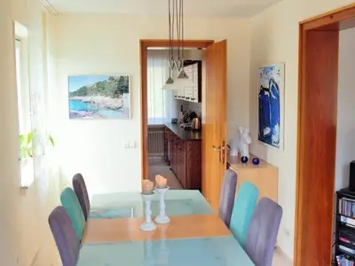 Essbereich mit Blick in die Küche