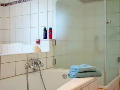 Bad mit Dusche, Badewanne und Waschtisch mit zwei Waschbecken