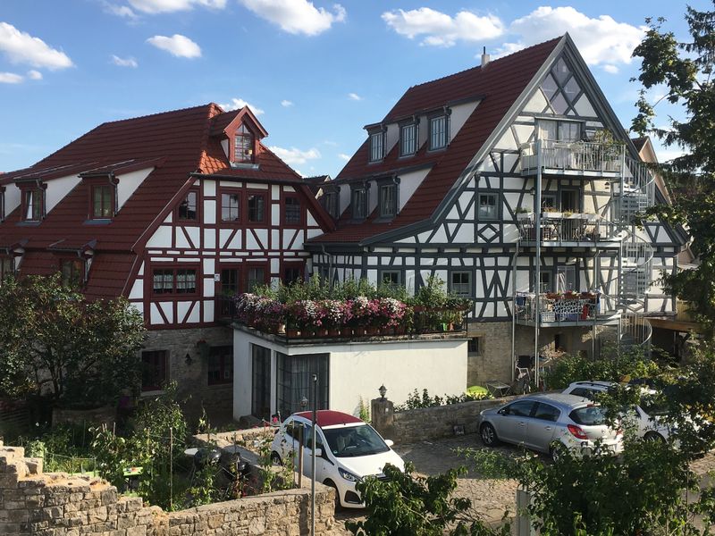 Bauernhaus und Scheune, (Rückseite) Parkplatz und Garten, Main-Radweg direkt am Haus