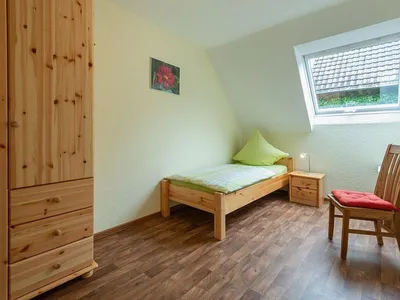 Einzelzimmer mit Kleiderschrank