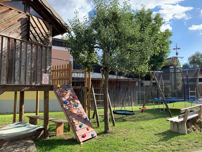 Spielplatz mit Spielhaus und Küche