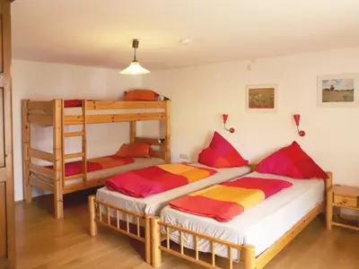 Mohnblume Schlafzimmer mit Doppelbett und Etagenbett
